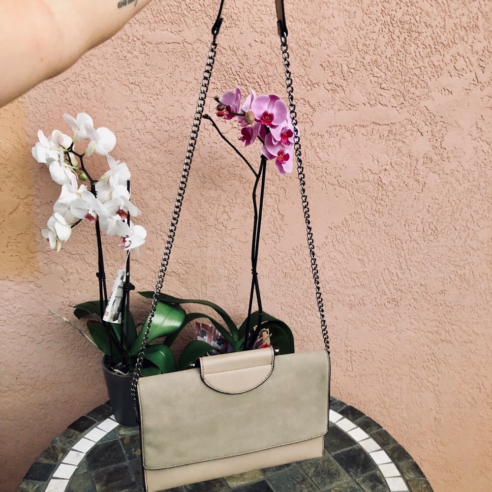 • crossbody tan purse •